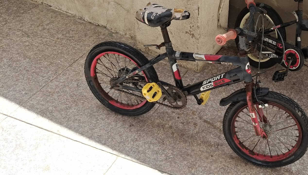 غراض كافتريا للبيع مجمده عارضه شرط الشغل تركيه ب٣٥٠الف وبيه مجال ميز مبرده ب٣٠الف وبي مجال تكت مفرغه ب١٥ وبيسكلات حجم ١٦ متروكات مثل ما بصوره الواحد ب١٥الف نهاية كل واحد على الراغب بالشراء الاتصال ***********
