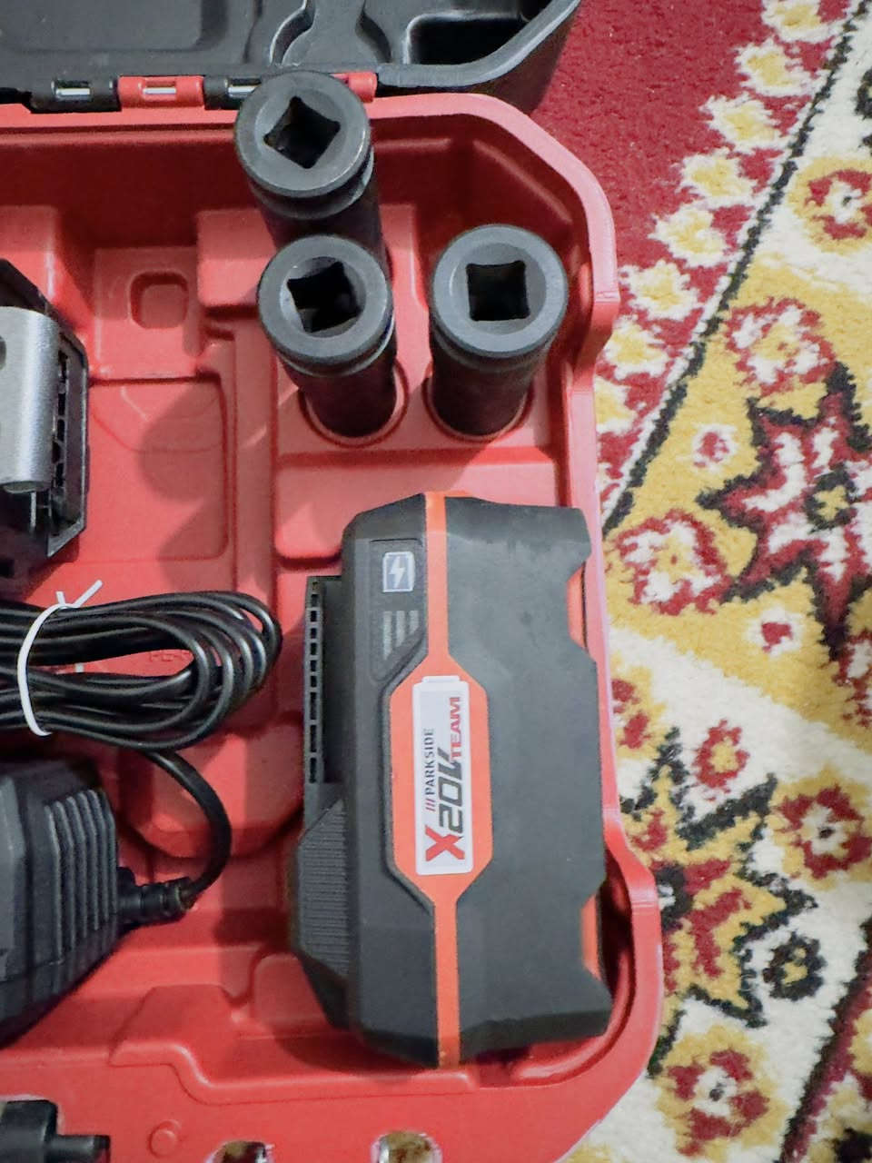 درين شحن لقمه الماني جديد ما مشتغل مع البطاريه والشاحنه واللقم بسعر 150 الف سعر نهائي من غير عمله ومن غير التوصيل ***********
