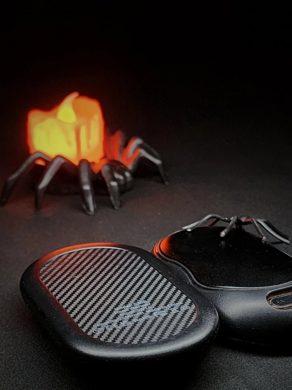 جهاز تدفئة اليدين القابل لإعادة الشحن (Model C308)، وهو عبارة عن زوج من المدافئ المغناطيسية التي يمكن فصلها لاستخدام كل قطعة في يد، أو ضمهما معاً. 

سعة البطارية: تبلغ حوالي 5000 مللي أمبير (ليثيوم)

إعدادات الحرارة: يوفر مستويات متعددة من التدفئة (غالباً 3 أو 4 مستويات) تتراوح حرارتها بين 40 إلى 55 درجة مئوية.

التصميم: يتميز بتصميم مغناطيسي رفيع ليسهل حمله في الجيب، مع هيكل مصنوع من مواد مقاومة للحرارة (ABS وألمنيوم).

الشحن: يتم شحنه عبر منفذ USB Type-C، ويستغرق الشحن الكامل حوالي 3-4 ساعات. 

السعر : 12.000 ألف

للاستيضاح
اتصال ، واتس: ***********

يوجد توصيل
لكل محافظات العراق ..🚖
