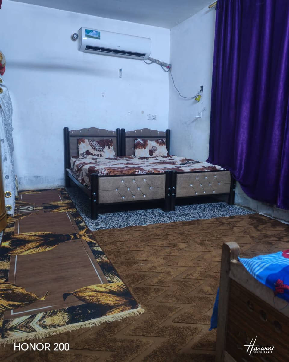 السلام عليكم بيت البيع مساحه 200و النزال 14و الواجه 14البيت متكون من ثنين غرف ارضيه و فوك وحده والبيت جبير خير من الله البيت مكيش موقع البيت الزعفرانيه دور الصحه الثانيه زراعي رقم التليفون *********** مجاري كامله و مي كامل و كهربائ
