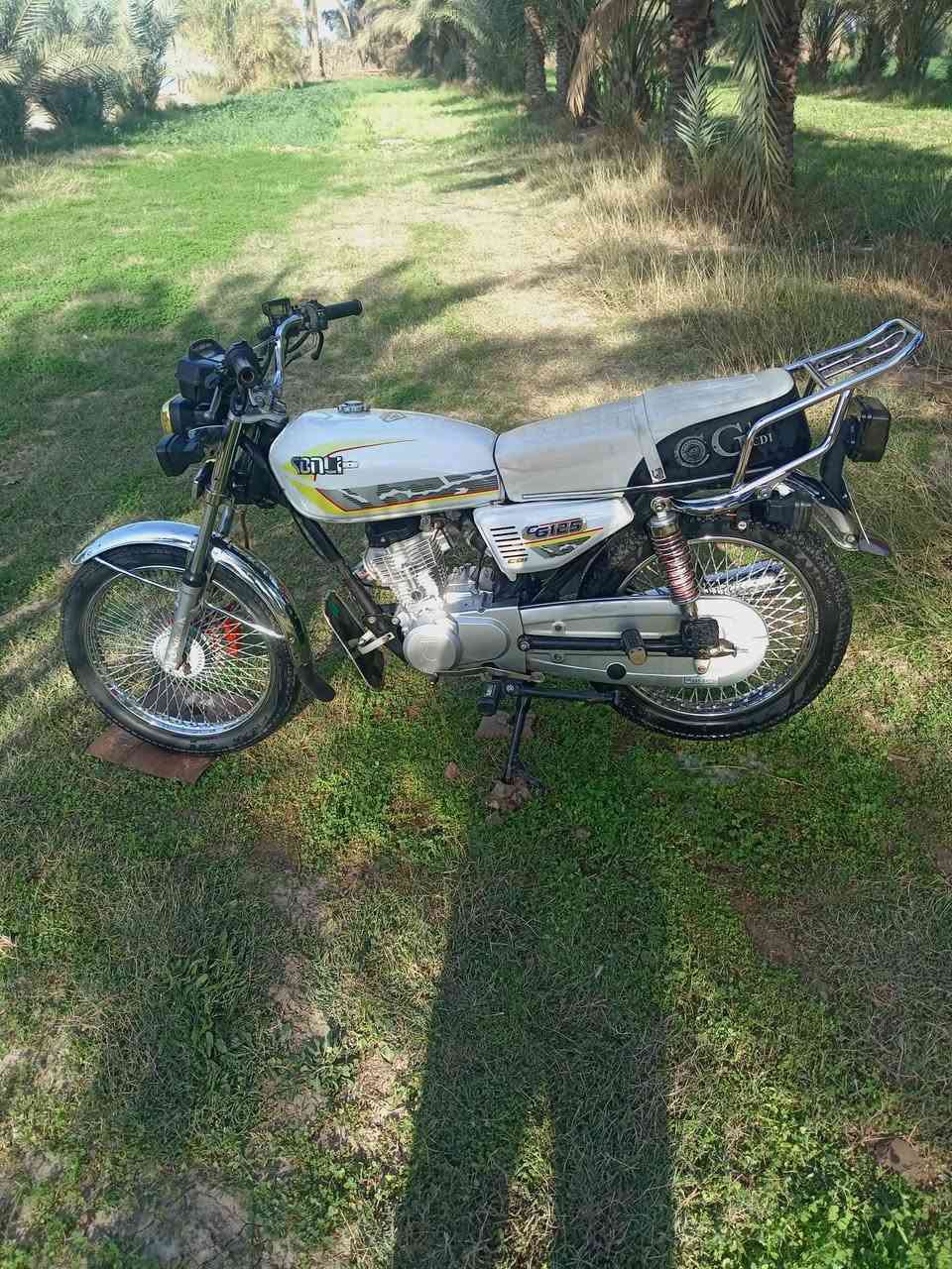 دراجه للبيع موديل 24 دراجه كفاله عامه انظف من الصوره دراجه محرك ما مفتوح اوراق كامله كهربائيات كلها شغاله مكان ديوانيه الدغاره اللي ما عنده رصيد بس يرمش انا اتصل علي عندي خدمه السعر 600 وبيها مجال بسيط كلش رقم الهاتف ***********
