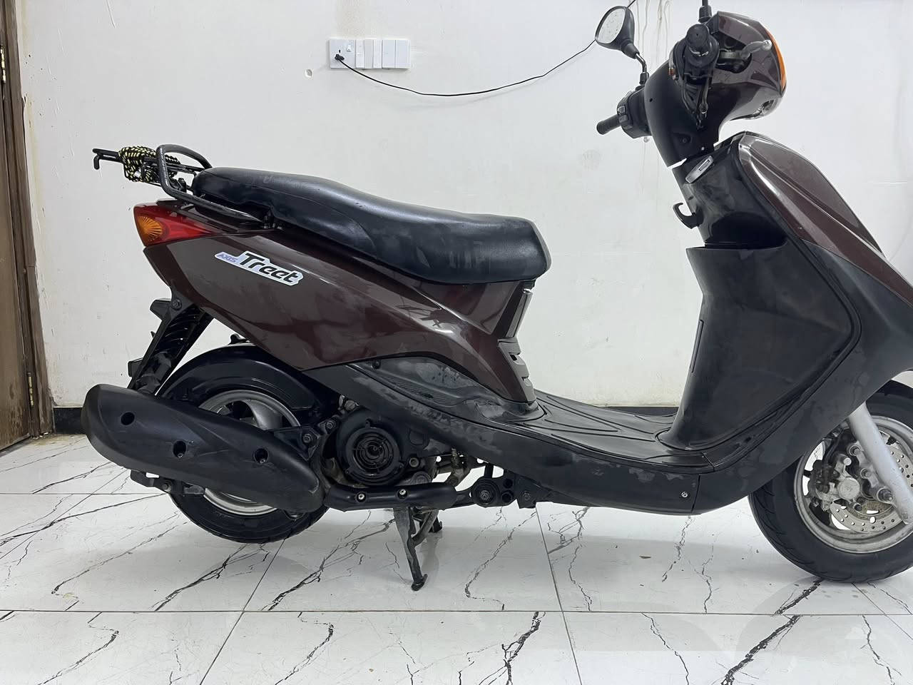 السلام عليكم اكزز ياباني للبيع قبل شهرين طالعة من المعرض وصل باسمك مباشر اطيك سعرها 1,600,000 
وبيها مجال حك الجية للتواصل ***********
