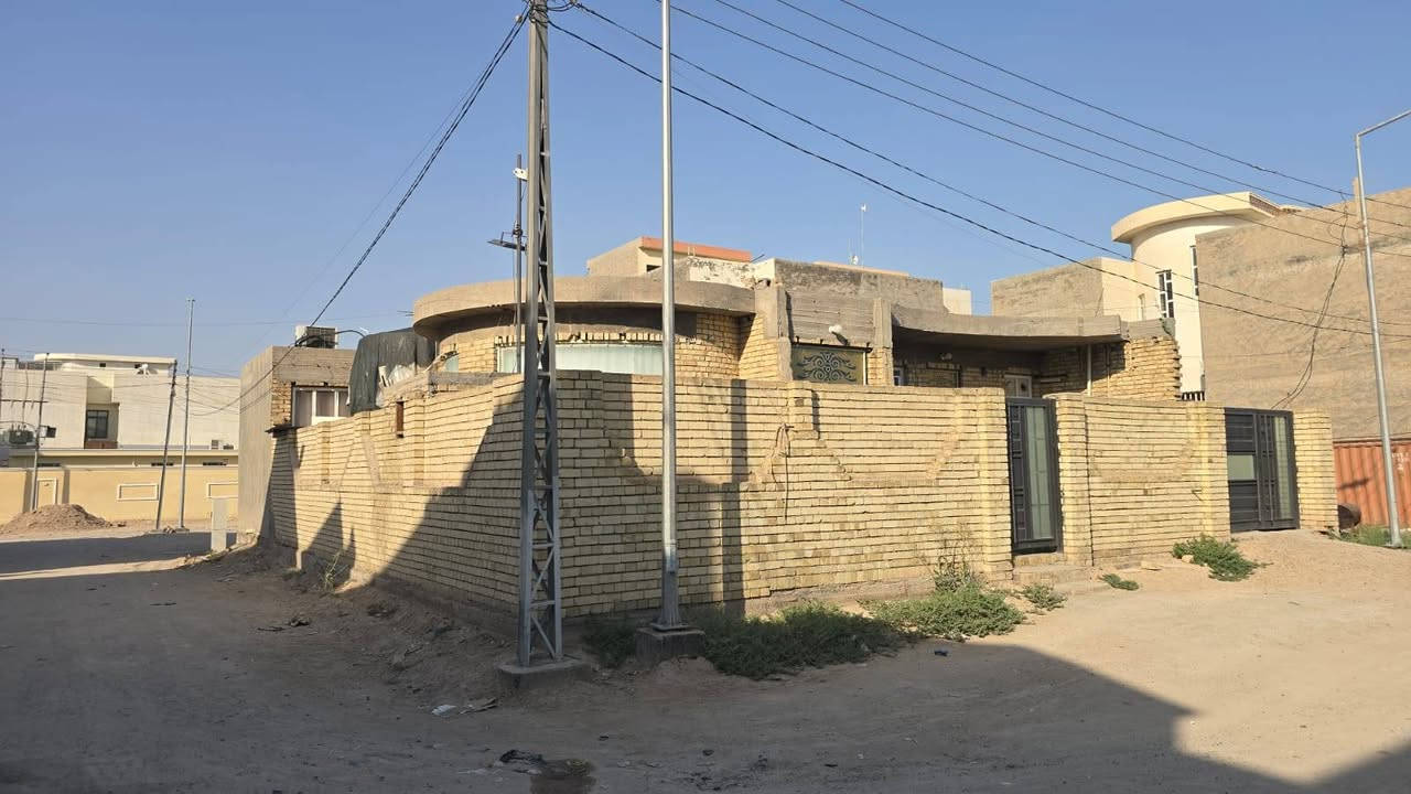 يتوفر لدينا دار للبيع في حي الأمين 24 الف مساحه 300 متر 

ركن ع حديقه واجه 15 نزال 20 مكون من غرفتين نوم وصاله مطبخ استقبال مع الصحيات 
  
السعر 295 قابل للتفاوض 

  للاستفسار ***********
