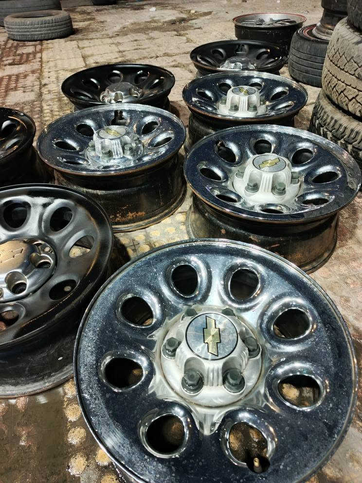 للبيع لدى محلات Your Tires - القواسمي -
طقم جنطات شفروليه الأصلية (6 براغي) تم تجديدها ودهانها حديثاً بمظهر رياضي أنيق يمنح سيارتك شكلاً مميزاً وحضوراً أقوى على الطريق.
✔️ جنطات وكالة أصلية 
✔️ حالة ممتازة 
✔️ جاهزة للتركيب مباشرة
 ✔️ مناسبة للعديد من سيارات شفروليه و GMC 
✔️ قابلة للبيع أو البدل

إذا كنت تبحث عن المظهر الأصلي والجودة التي تدوم، فهذا الطقم خيار يستحق المشاهدة.

📍 البيادر – شارع الصناعة الرئيسي بعد إشارات كازية المناصير
 📞 إيهاب القواسمي - 0798684833 عمان, محافظة عمان


**إذا كنت صاحب هذا الإعلان وتريد حذفه لأي سبب، رجاءا أرسل رسالة إلى الدعم الفني**