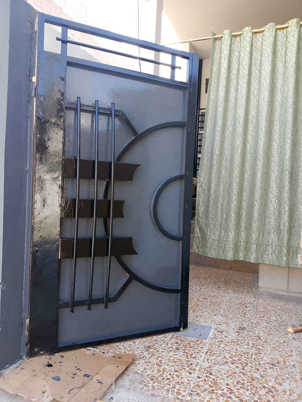 دار للبيع حي الهرمات الخامسه قرب مول تم مارت
يبعد عن شارع العام 60 متر 

المساحة 100  
140 واقع حال الواجه 6
النزال20
مثبت حمل شرط التحويل 
البيت طابق ونص شروق
بالاضافه الى محل شغال 
التفاؤل اتصل على الرقم 
***********
***********
