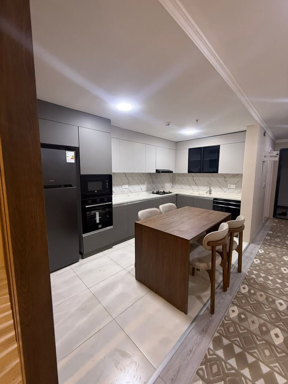 للإيجار أو للبيع
-شقة مؤثثة vip
-زيرو

في أربيل
مجمع واو تاورز

 مساحة 170م

يتكون من
- غرف نوم 3
-صالة 
- صحيات 2
- مطبخ
- طابق 11
- واجهة خارجي 
- 
- ⁠للأستفسار أكثر يمكنكم التواصل معنا عبر الواتس آب 
- ***********
- ⁠***********
