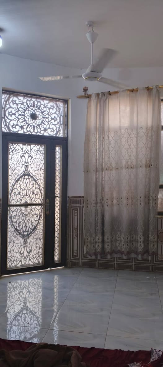 #للبيع

بيت بالشراگية السادسة مساحته ١٢٠م قرب مدرسة المائدة بناء ٢٠٢٣ مسلح طابق + قاعة وصحيات فوگ .
الطابق الارضي فيه غرفة وبراني وصالة ومطبخ وصحيات داخلية وخارجية .

#السعر ٧٧ مليون مع المجال .

#للاستفسار اكثر يرجى مراسلة الصفحة او الاتصال على الرقم *********** او زيارة مكتبنا الواقع في : السماوة - حي العسكري - مقابل صيدلية التفاح الاخضر ومجاور صيدلية الاريج .
