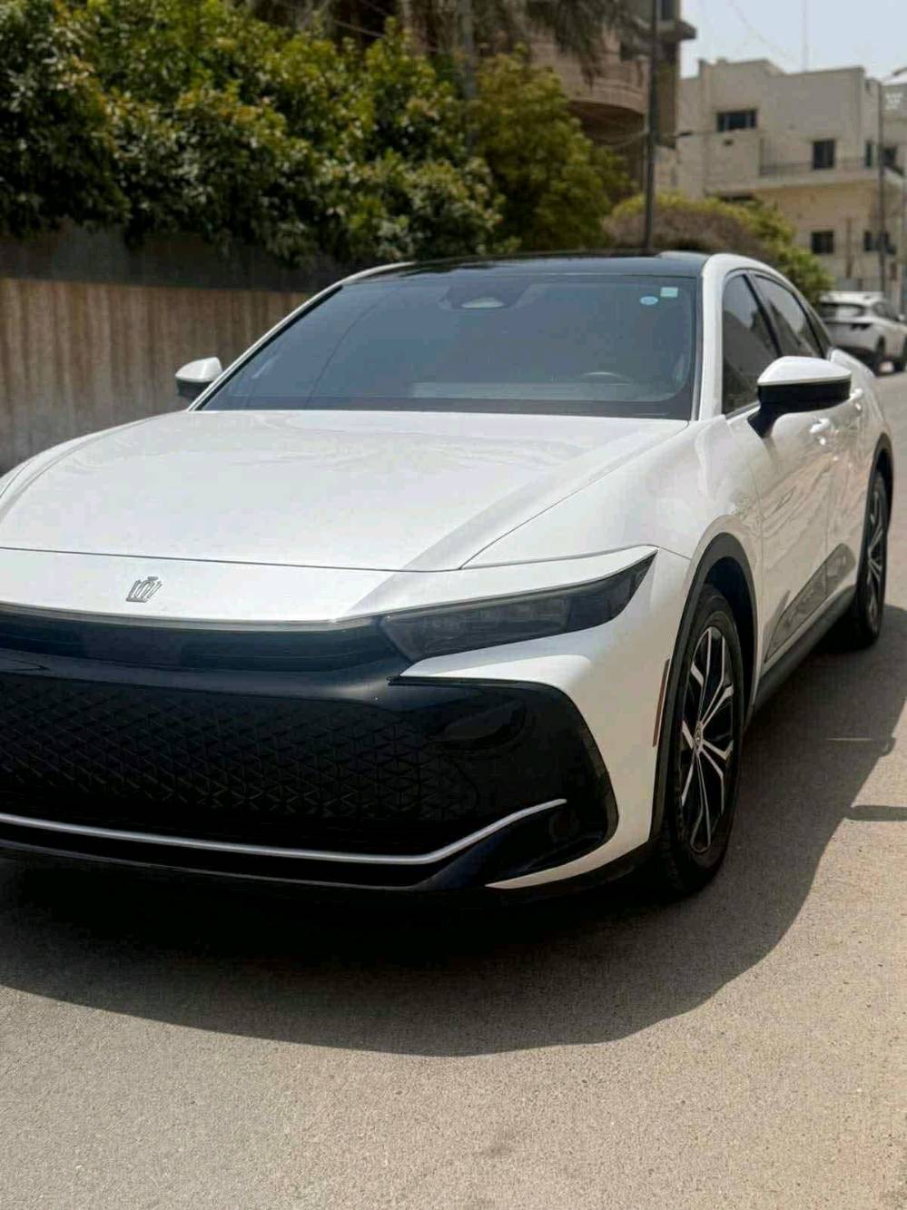 السيارة المعروضة للبيع هي تويوتا كراون جديدة، لون أبيض لؤلؤي، بحالة ممتازة وبدون أي أضرار. التصميم الخارجي يجمع بين الرشاقة والأناقة مع تظليل زجاج مميز وجنوط رياضية، تُعطي للسيارة مظهراً أنيقاً وعصرياً. مناسبة للمشاوير اليومية والرحلات الطويلة وتوفر قيادة مريحة.