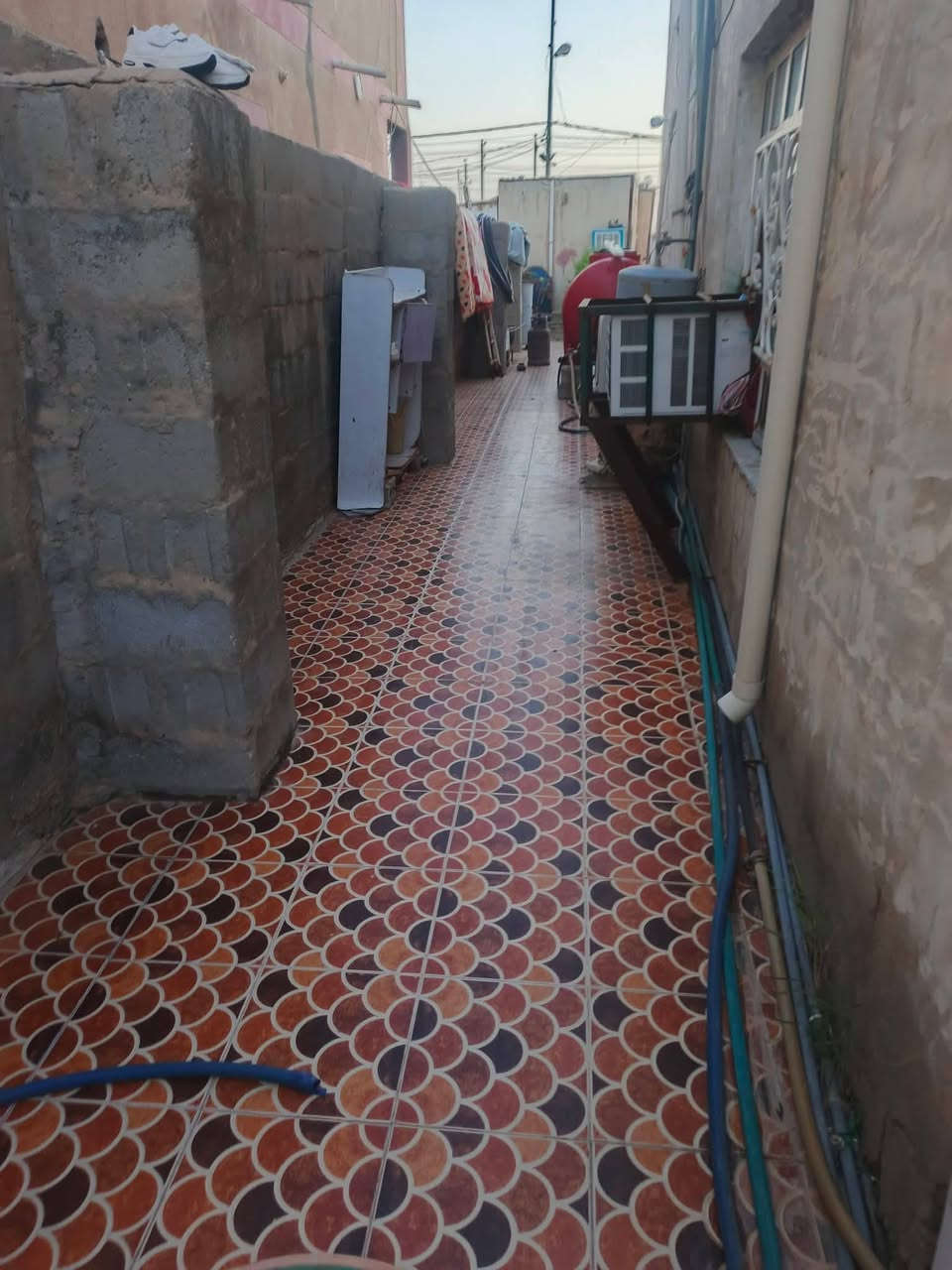 السلام عليكم
نصف دونم لبيع يحتوي على بيتين البيت الاول مساحته 250 متر يحتوي على ثلاث محلات تجاريه وحدائق وكراج للسيارات وطارمه واسعه يحتوي البيت عله الطابق الاول ثنين غرف وصاله ومضيف ومطبخ والطابق الثاني مشتمل كامل .....
...البيت الثاني مساحته 75 متر يحتوي البيت عله غرفه نوم واحده وصاله ومطبخ وحمامات وطارمه صغيره 
وره البيت كاع صالحه للزراعه 
موقع البيت طريق بغداد قرب مجمع الرحمان السياحي ...سعره 350 رقم الهاتف للاستفسار ***********
