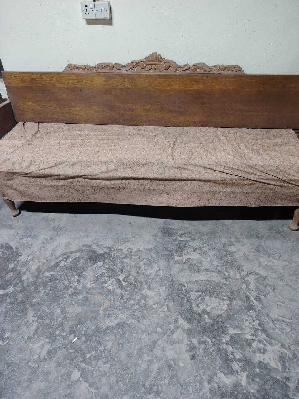 سلام عليكم عندى قنفال للبيع  خشب قويات مكان بلكوفه  هاتف ***********
