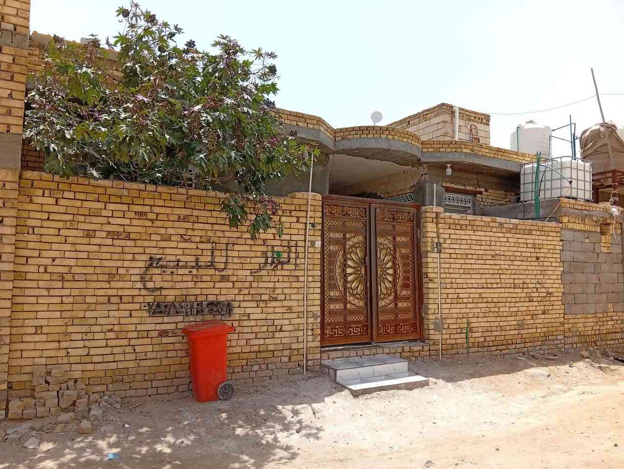 السلام عليكم بيت للبيع الموقع خلف مستشفى التركي المساحه 170 معه كافة الخدمات كهرباء ماء مجاري شارع 10 متر نت ضوي بناء حديث درجه اولى سعره 107 وبي مجال رقم الهاتف ***********
