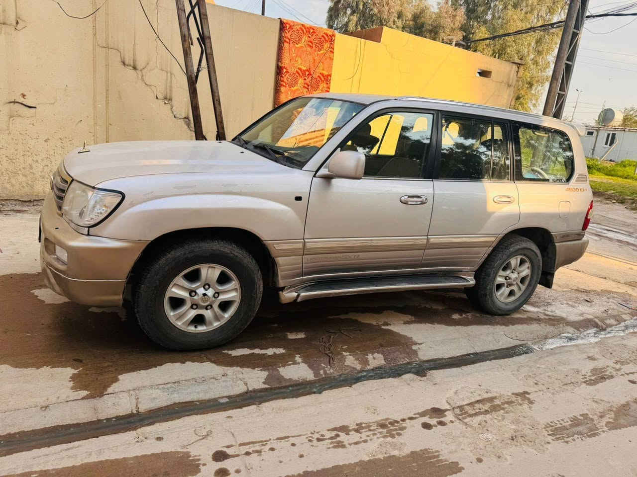 السلام عليكم
لاندكروز فول ب ستثناء التنته 2005
كير محرك شرط جاملغ اليمين بي صبغ بدون ضرر 

ملاحظة كيجات عاطله السعر 150 وبيها مجال 
رقم الهاتف  ***********
