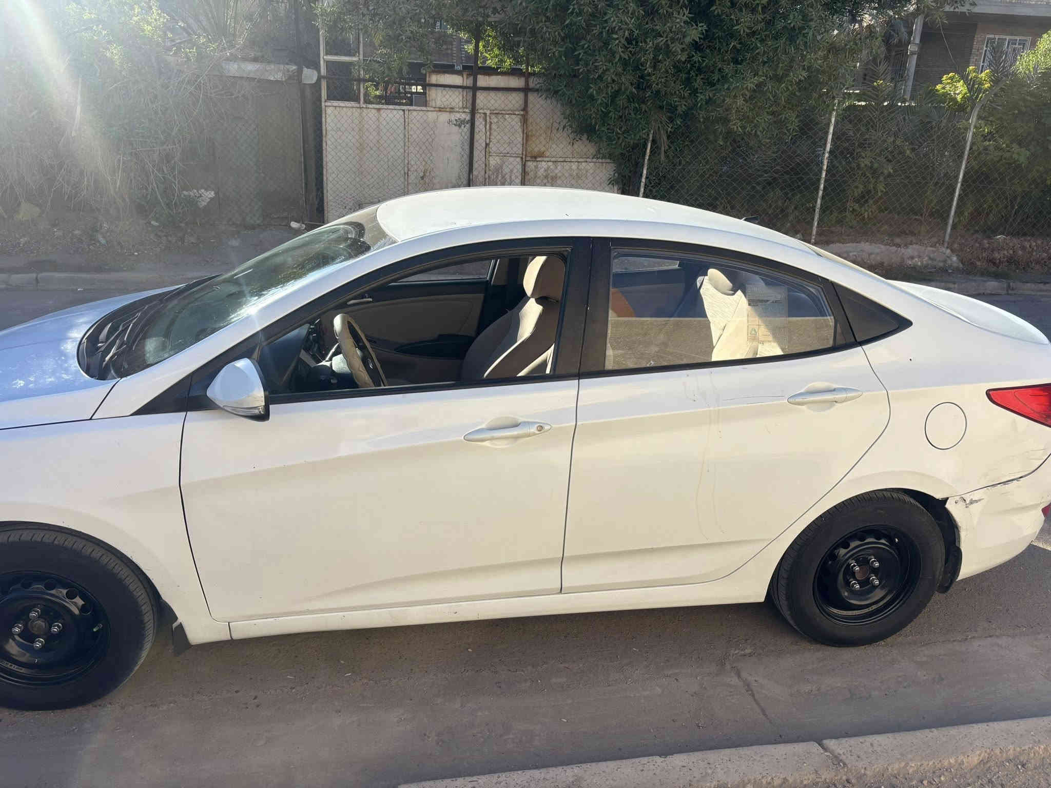 اكسنت ٢٠١٧ 
مكينة ١٤٠٠ خطرة وحدة
السيارة عليها ادامة كامله
تبريد خير من الله
صدر امامي خلفي 
تايرات جديدة
باتري جديد
تخم نوزل جديد
منظومة ماء جديده
السياره ماشيه ١٩٣ الف كيلو متر
بيها ضربة بلباب عكس السايق موضحها بلصور على وضعها ممصلحه ولجاملغ ل امامي ل يم لباب بارد السياره مابيها صبغ 
السيارة باسمي رقم بغداد انكليزي سنوية لل٢٠٣٠
السعر ٩٥ وبيها مجال 
*********** غير متواجد على الفيس
