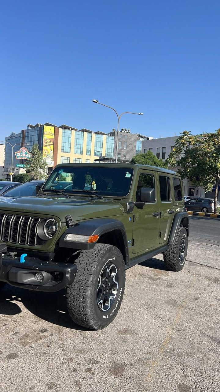 السلام عليكم  اخوان ، رانكلر روبيكون  زيتوني بالكامل فوووول مواصفات داخل جلد بلاد تطريزه دبل  تايرات BF سقف سلايد بلادي كامرا اماميه ونج بلادي امامي وحده سعره ٣٠ ورقه ،  سيارة 4xe  375 حصان   حادث جاملغ سكن وشويه من البنيد ايرباك ستيرن ،  ***********
