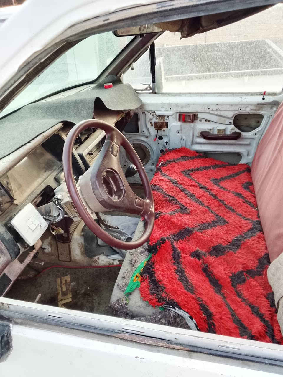 سلام عليكم ورحمة الله وبركاته 
بيكم نيسان دبل قمارة موديل 91 رقم انبار الماني هذا شهر انتهت سنويتها محركها كايم عوزه تجفيت يعني ما يشتغل للبيع ‏‪***********‬‏
