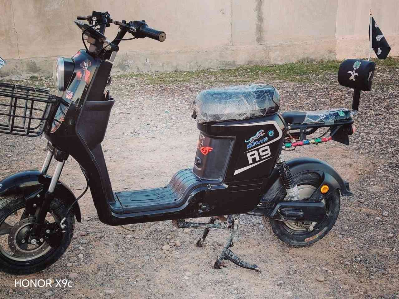 السلام عليكم R9للبيع نضيف حيل علا ايدي اشتريته جديد بصمه وسويج 2 تشغيل عن بعد مانع سرقه باتريات دبل  نضاف حيل ما متعوبات الموطور نضيف حيل يرهم مراوس اي شي يمك السعر 440 الاستفسار خاص +***********
