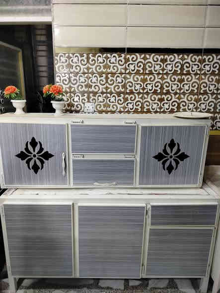 توجد اغراض شقه للبيع مكان بغداد حي الجهاد للاستفسار *********** مستعجل ع بيعتهن عندي شيله
