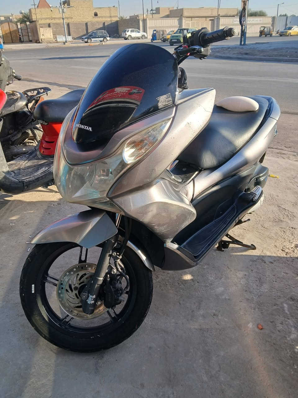 يالله سلام عليكم شباب PCX جيل اول حلوه خير من الله  حجم المحرك 125 كفاله  مكينه مكفوله ما بيه كل نقص مكاني بغداد حي اور *********** سعره مليون ٣٥٠
