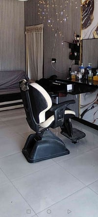 كرسي حلاقة للبيع يصعد ينزل شرط الشغل السعر ٢٥٠ قفل كوت ٠٧٨٠٧٨٨٤٩٥٩