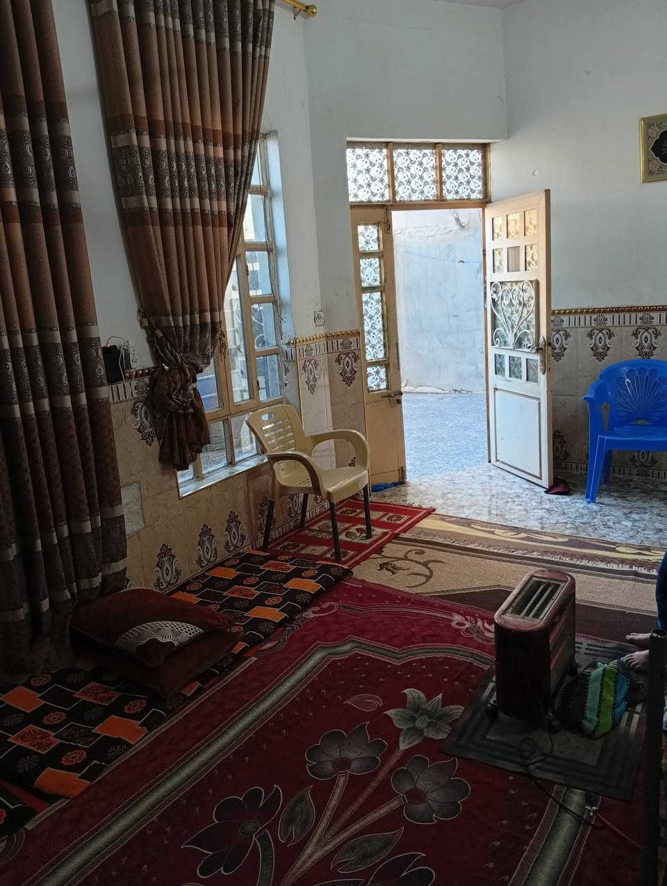 السلام عليكم بيت للبيع حي الشهداء بالقرب من عماره الجنابي مقابيل ابو حاجه بالف يتكون البيت من غرفتين نوم وحده من الغرف طابق ثاني وصاله وديوانيه ومطبخ البيت جاهز للسكن مثل ماموضح بالصور مساحه/ 140 م /السعر 90 وقابل للتفاوض
رقم تلفون ***********
