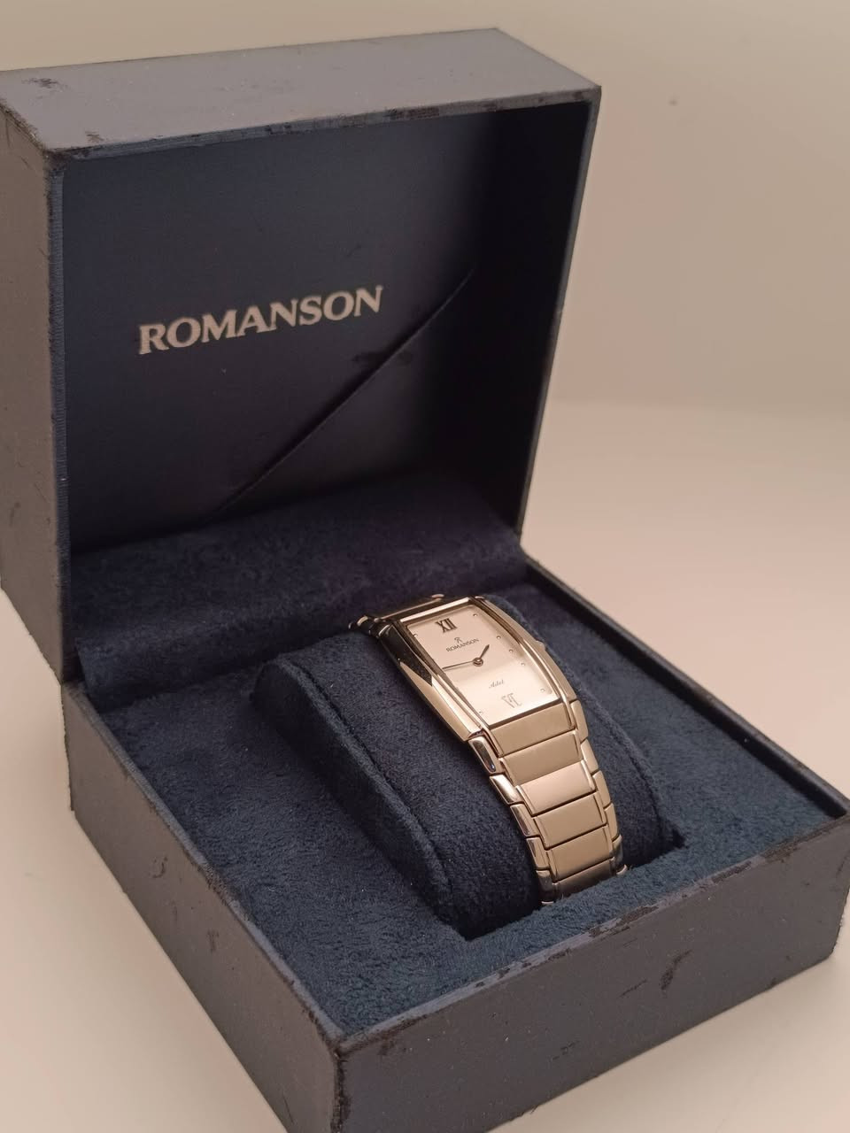 رومانسون غير مستعمل مع العلبة الأصلية والگرنتي 

الماكنة : ronda orginal quartz 

الزجاج زفير 

ابعاد الساعة : ٢٨*٤٠ ملم  

👈 للحجز يرجى مراسلة الصفحة مباشرة 

👈 للحجز عبر الواتساب ***********
