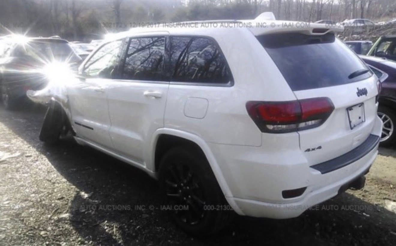 السلام عليكم جيب موديل 2017 وارد أمريكي (بلاك توب ) حادث موضح بل صور مع سونار بيه بارد  جاملغ وباب قليل حداديه امامي خلفي جديد محرك وكير بلاد وضع شركه تدفه تبريد كله شغال ماشيه ٩٧ مايل تايرات جديده شاشه كبيره انضمه قياده تحكم ستيراً شفتات دمام رادار خلفي توقف ذاتي حساسات بصمه صندوق كهرباء جلد تدفه كشن وستيراً قطعتين تبريد 
✅يرباك مطاك شواصي سليمات لغد يسار سليم لغد يسار ضرر بصيط وموضح من ضمن صور 
📍بغداد الغزاليه 
السعر /205💲
اي ستفسار الاتصال/*********** مؤمل 📞/ واتساب
