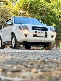 يالله ..  عندي هونداي توسان موديل 2009  خليجي  لون ابيض محرك 2000 دوش ...