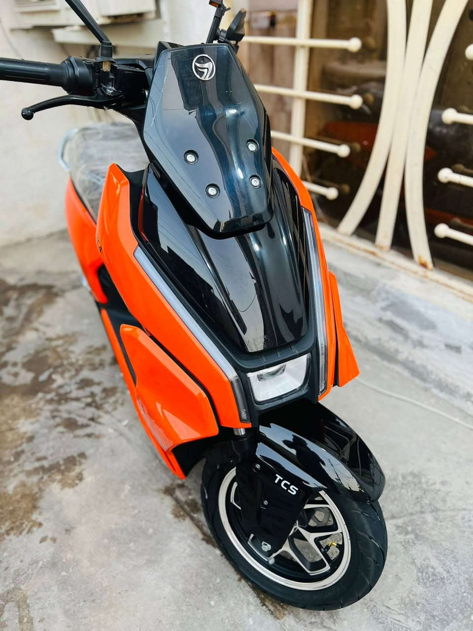 السلام عليكم
دراجة شحن للبيع 
نوع بنكو او فضائي 
ست بطاريات مصطرة كبار 
ملف 2500
دبل اشارة 
لايت زنون عالي ناصي 
اشارة يمين ويسار 
لون مميز برتقالي 
ومواصفاتهة متخلص شكد ما احجي عنهة 
رايدهة ب950 وبيهة مجال بسيط مستعجل على بيعتهة العنوان بغداد الزعفرانية اي استفسار ثاني خاص او رقم ***********
