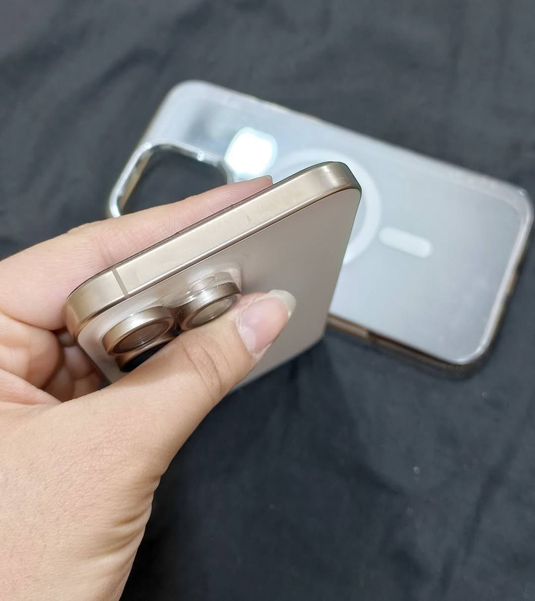 السلام عليكم ايفون 16 برو ماكس عربي شرق اوسط بطارية  100 مشحون 100 مرة كامل ملحقات للاستفسار ***********
