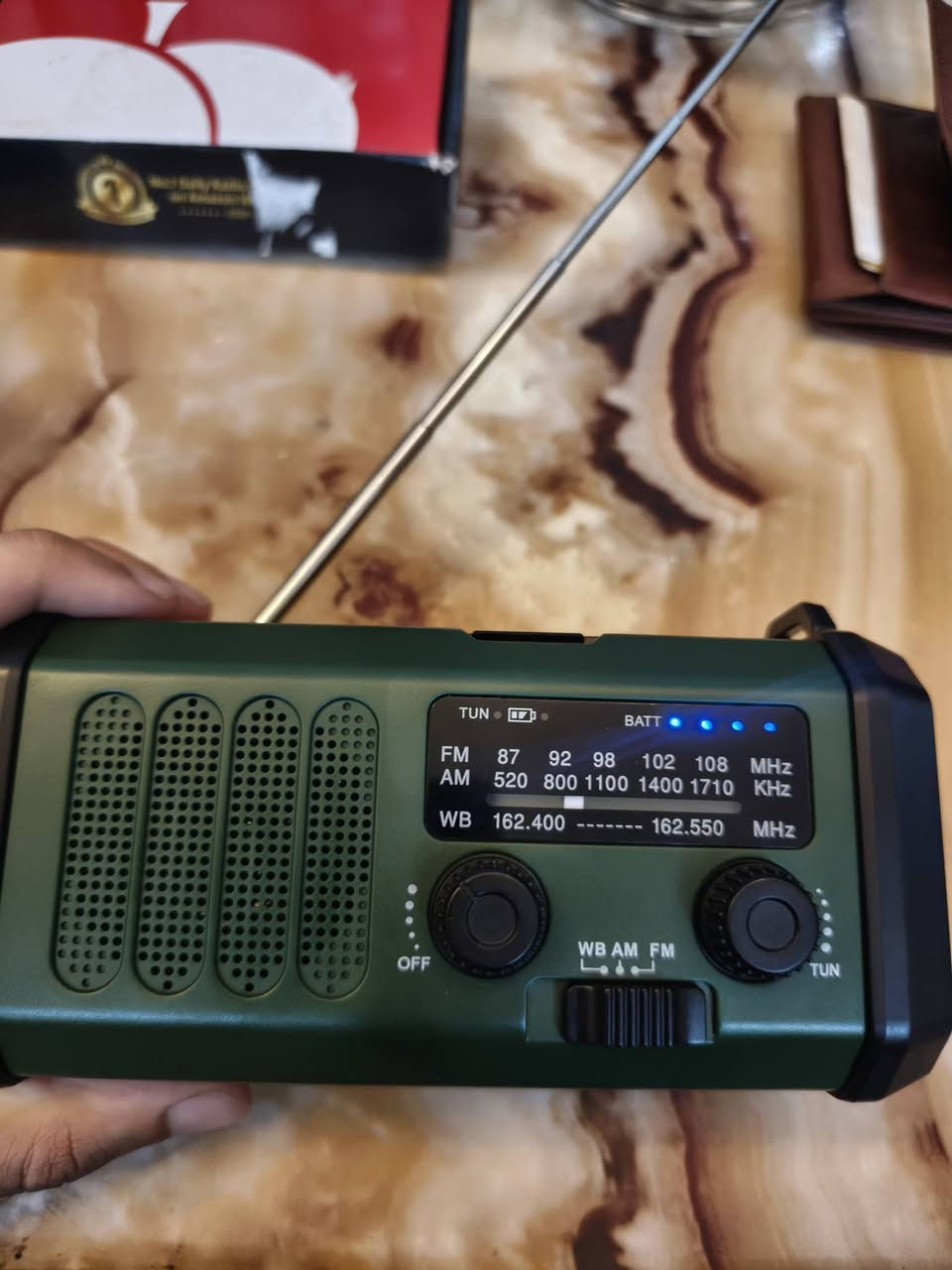 📻 **للبيع راديو الطوارئ المتعدد الوظائف MODEL: XSY330** 📻🔥
✨ **المواصفات:** ✨
 * 📡 يدعم موجات **AM / FM / WB**
 * 🔋 بطارية ضخمة بسعة **10000mAh** (تستخدم كباور بانك لشحن الهواتف)
 * ☀️ يدعم الشحن بالطاقة الشمسية **Solar Power**
 * 🔄 يدعم الشحن اليدوي عن طريق الدينامو **Hand Crank**
 * 🔌 يدعم الشحن السريع منفذ **Type-C**
 * 🔦 يحتوي على إضاءة مدمجة قوية (لايت شحن **Flashlight** + ضوء قراءة **Reading Lamp**)
 * 🚨 يحتوي على إنذار طوارئ **SOS Siren**
 * 🧭 يحتوي على بوصلة مدمجة لتهدئة الاتجاهات
📦 **الملحقات:** 📦
 * 🔌 كابل شحن **Type-C**
 * 🎗️ حمالة مخصصة للحمل والتعليق
📥 **للاستفسار عن السعر تفضل خاص وبخدمتك** 🤝✨


**إذا كنت صاحب هذا الإعلان وتريد حذفه لأي سبب، رجاءا أرسل رسالة إلى الدعم الفني**