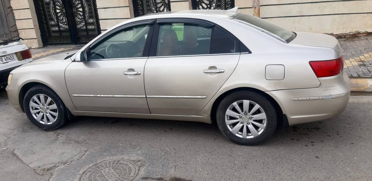 السلام عليكم
سوناتا مقدس 2009. وارد امريكي 
مكينة 2400 فول مواصفات 
ليبل واحد  رقم انبار انكليزي باسمي مميز وتحويل مباشر  
هزة جديده 
كشن كهربائي
فتحة سقف 
تحكم استيرن 
ارضية جلد 
صدر امامي خلفي 
تخم تاير جديد 

العنوان  الفلوجة 
***********
***********
