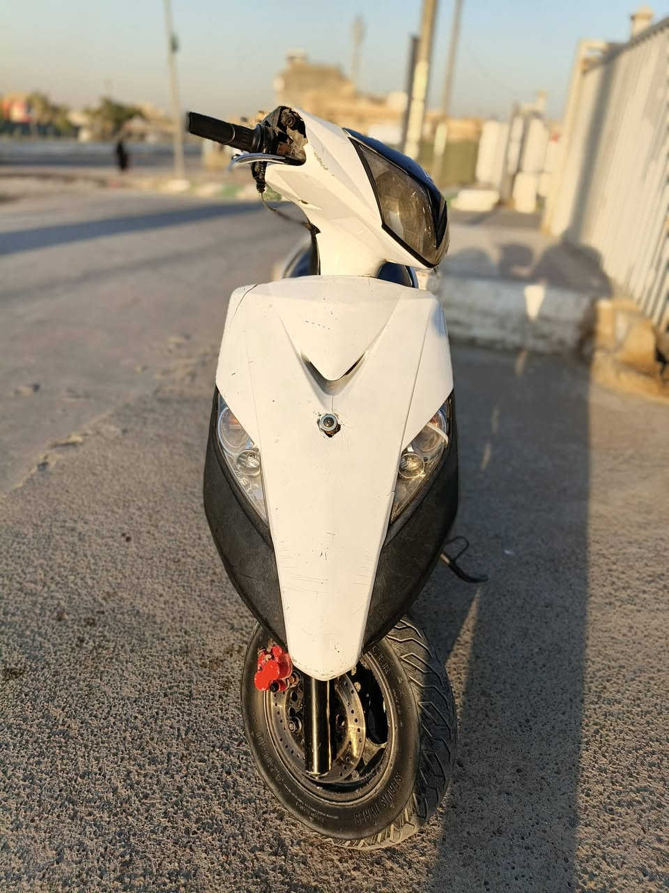 سلام عليكم شباب دراجه ثعلب 🦊
الدراجه بيها محرك كفاله ناعمه تخبل نكره لا تبخير ولا نضوح شلعه معدل حلوه طستها حلوه كشرها كدامك تايرات جدد شاير كله شغاله الدراجه نقصه راجز سلف سويج ضايع طلعه ب5 سعرها مناسب 350 مجال كلش قليل حك الجيه لان الدراجه بيها محرك مكفول نكره الدراجه مكاني البياع تقاطع الدرويش رقمي ***********
