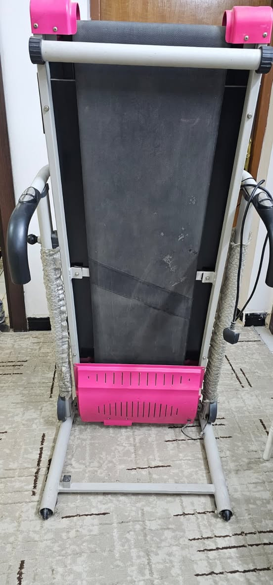 جهاز مناسب للرياضة بالبيت ويساعد على المشي وحرق السعرات والمحافظة على اللياقة.
المواصفات 
- شاشة ديجيتال تبين: السرعة – الوقت – المسافة – السعرات
 • تحكم بالسرعة من الجهاز
 • مقابض جانبية لثبات أكثر أثناء المشي
 • مفتاح أمان للتشغيل والإيقاف
 • حجمه مناسب للبيت وما ياخذ مكان كبير
 • يشتغل على الكهرباء
الحالة: نظيف وشغال زين


**إذا كنت صاحب هذا الإعلان وتريد حذفه لأي سبب، رجاءا أرسل رسالة إلى الدعم الفني**