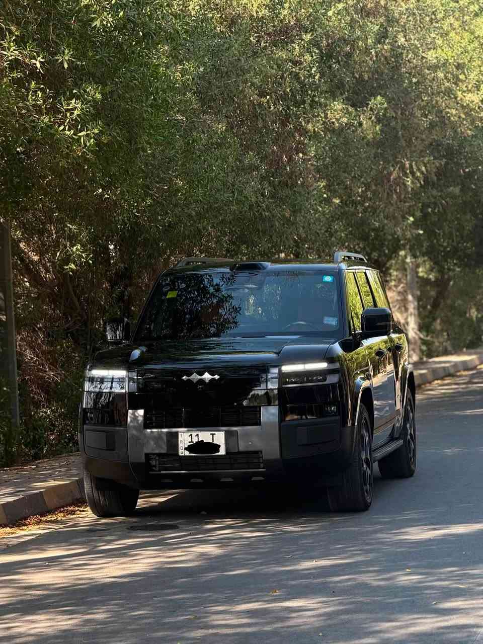 ن)
✅ الموديل: 2025
✅ المحرك: 1.5 لتر تيربو + نظام هايبرد قابل للشحن (PHEV)
✅ نظام الدفع: رباعي ذكي (AWD)
✅ القوة: حوالي 483 حصان
✅ العزم: 620 نيوتن.متر
✅ التسارع: من 0 إلى 100 كم/س خلال 4.5 ثانية
✅ البطارية: Blade Battery سعة 35.6 كيلوواط/ساعة
✅ المدى الكهربائي: حتى 190 كم (CLTC)
✅ المدى الكلي: حتى 1300 كم

المواصفات:
✔️ شاشة وسطية كبيرة متعددة الوظائف
✔️ شاشة عرض أمامية (HUD)
✔️ سقف بانوراما
✔️ 13 كاميرا 360° وحساسات أمامية وخلفية
✔️ مقاعد جلد كهربائية مع التدفئة والتبريد والتدليك (أمام)
✔️ شحن لاسلكي للهاتف
✔️ ثلاجة داخلية تبريد/تسخين
✔️ نظام صوتي فاخر
✔️ مثبت سرعة متكيف
✔️ المحافظة على المسار، مراقبة النقطة العمياء، وفرملة طوارئ تلقائية
✔️ تشغيل ذكي بدون مفتاح
السعر المطلوب ٥٧ مليون 
السياره ماشيه ٨٠٠٠ الف وقابله للزياده
***********
مكفوله كفاله عامه
