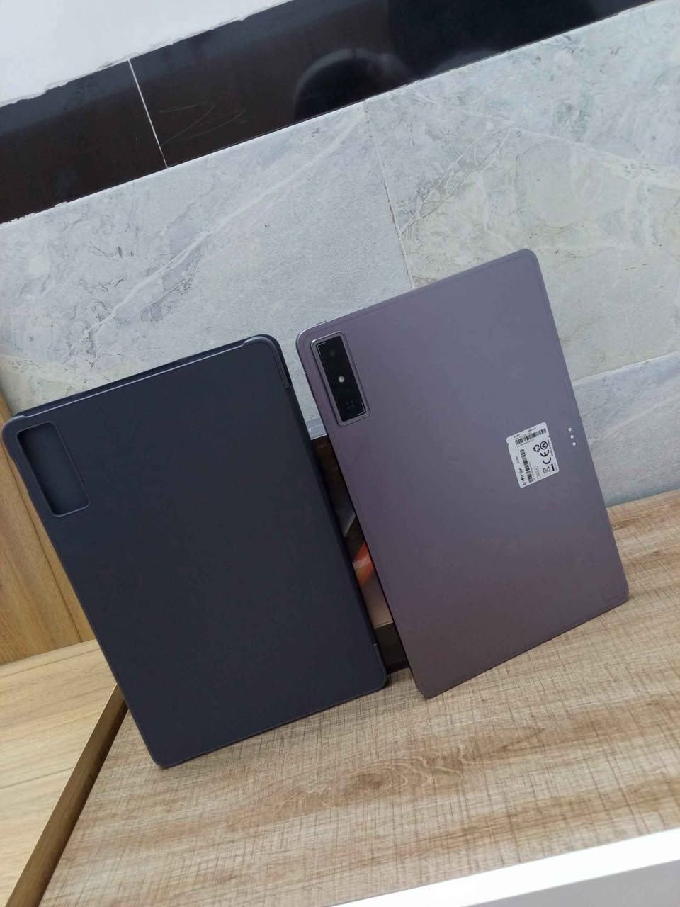 ايباد انفنكس اكس باد جي تي للبيع 
Infinix xpad gt
استعمال قليل الايباد ممنزل بي ولا لعبة ولا حساب فقط فاتح بي يوتيوب الايباد جديد بمعنى الكلمة  الايباد جديد وكامل الملحقات والسعر النهائي 350 الف وسعر الجديد 525 الف ويشغل بوبجي 120 فريم 
المواصفات 
1-شاشة IPS LCD عملاقة بحجم 13.0 بوصة، تعرض مليار لون بدقة 2880×1840 بكسل (2.8K) وكثافة 263 بكسل لكل إنش. الشاشة تدعم تقنية HDR10 ومعدل تحديث 144 هرتز ودرجة سطوع 700 شمعة.
2-تابلت Infinix Xpad GT يأتي مزود بمعالج كوالكوم Snapdragon 888 ثماني النواة، بتردد 2.84 و2.42 و1.80 جيجاهرتز وبدقة تصنيع 5 نانومتر، ومعالج رسومات Adreno 660. 
3-التابلت يأتي بكاميرا خلفية بدقة 13 ميجابكسل وتدعم التركيز التلقائي (Auto Focus) وتصوير الفيديو بدقة 4K بمعدل 30 إطارًا في الثانية، وبدقة 1080P FHD بمعدل 30 إطارًا.
4-البطارية بسعة 10000 مللي أمبير تدعم الشحن السريع بقدرة 33 واط.
5-التابلت يأتي بذاكرة تخزين داخلية 256 جيجابايت وذاكرة الوصول العشوائي الرام 8 جيجابايت، الجهاز لا يدعم إمكانية زيادة مساحة التخزين الخارجي عبر بطاقة الميموري كارد MicroSD. البصرة, العراق


**إذا كنت صاحب هذا الإعلان وتريد حذفه لأي سبب، رجاءا أرسل رسالة إلى الدعم الفني**