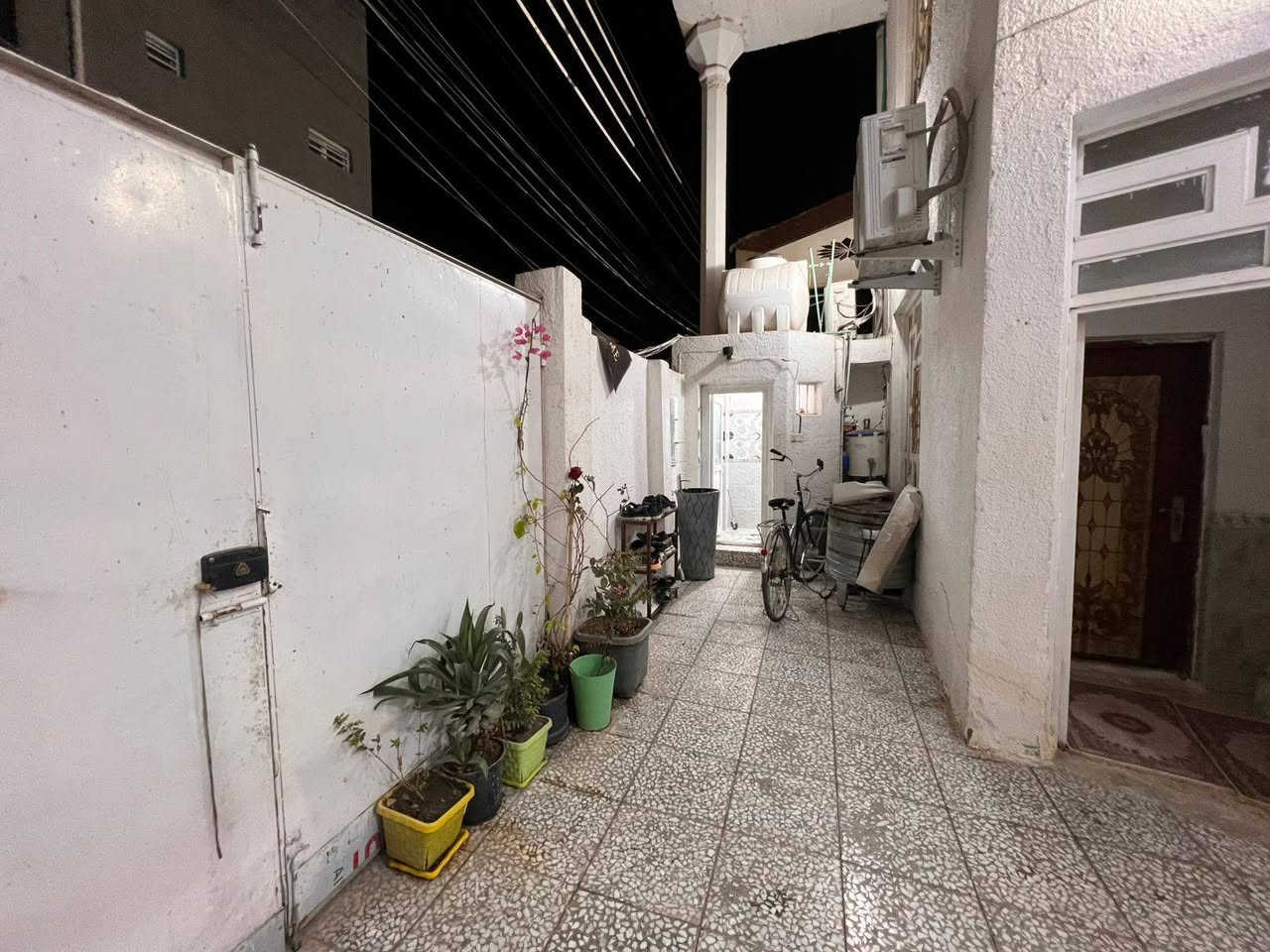 بيت للبيع. النجف الاشرف 

حي الانصار  المساحه 120 م طابقين

الطابق الاول غرفه صاله مطبخ استقبال صحيات طارمه منور

الطابق الثاني 3غرف صاله مجموعه صحيات 

بناء كونكريت دفل فاليوم بناء سنه 2016

ملاحظه للبيع. او مراوس 

بقطعه بنداء المساحه المطلوبه 200 م كون موقع القطعه على ساحه

تواصل واتساب ***********

اتصال ***********
