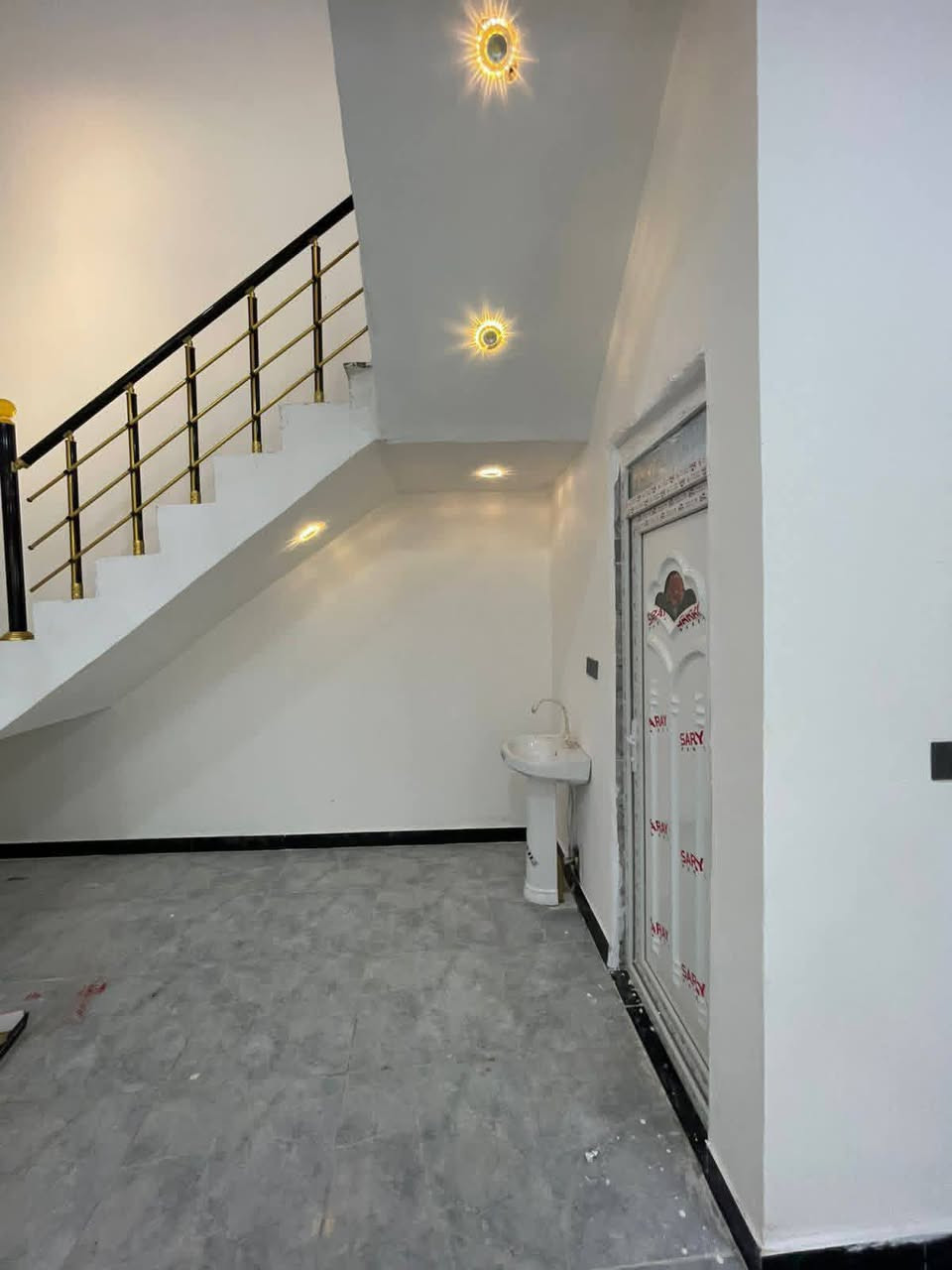 السلام عليكم واسعد الله اوقاتكم
***********
يتوفر بيت للبيع  
سعر بلاش 
#طابو ملك صرف زراعي عراقي سند 25 
مساحة البناء 210م
يحتوي البيت على 
 3غرف 
ديوان 
مطبخ
صاله 
صحيات داخلي وخارجي
كراج سياره

#البناءجديد 2026 درجه اولى وجاهز من كلشي  منطقه
 هدوئ ومتوفر بيها جميع  
 الخدمات ماء كهرباء مدارس قريبه مستوصف سوك كافة الخدمات متوفره

البيت فارق وجاهز للسكن 

البيت يقع على شارع 10م  اناره الشارع كله

#العنوان : بصره ابي الخصيب  قرب مدينة الندلس السكنيه 
( السعر  110وبي مجال )
***********
