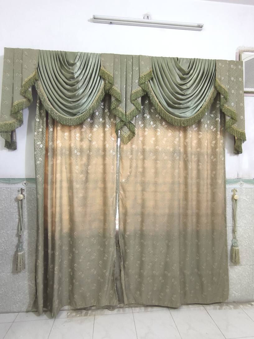هاي الستارة تعتبر موديل كلاسيكي فخم بنمط “Swag Valance” أو “Pelmet”، ويستخدم غالبًا بغرف الضيوف والصالات
فاصيل المنتج الظاهرة بالصورة:
اللون: أخضر زيتي / Sage Green
النوع: ستارة مع فالانس (ديكور علوي) وكشاكش جانبية
القماش: غالبًا بوليستر مخملي أو جاكار ثقيل �
Discover Curtains +١
التصميم: كلاسيكي ملكي مع تطريز خفيف وشرّابات
نسبة حجب الضوء: متوسطة إلى عالية حسب سماكة القماش �
Discover Curtains +١
الاستخدام: صالات، غرف استقبال، أو غرف نوم كلاسيكية
الإكسسوارات:
شرّابات جانبية (Tassels)
طبقة ديكور علوية متدلية
ستارة داخلية بنقشة ناعمة
هذا النمط يسموه أيضًا “Window Valance” أو “Swag Curtain” بالديكور العالمي. �
ويكيبيديا
والستايل الكلاسيكي المشابه رجع يصير ترند بشكل أبسط وأهدأ بالتصاميم الحديثة. � ناصرية, ذي قار


**إذا كنت صاحب هذا الإعلان وتريد حذفه لأي سبب، رجاءا أرسل رسالة إلى الدعم الفني**