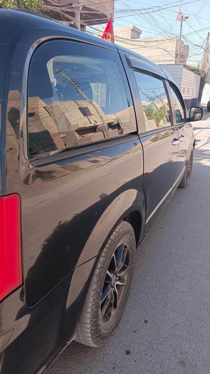 دوج كرفان موديل ١٨ تشغيل عن بعد حادث بنيد وجاملغ يسره بيبان عادي  صدر تبريد كير محرك كفاله  لون اسود عنوان بغداد رقم تليفون *********** سعرهه ١٥٠ وبيها مجال بسيط
