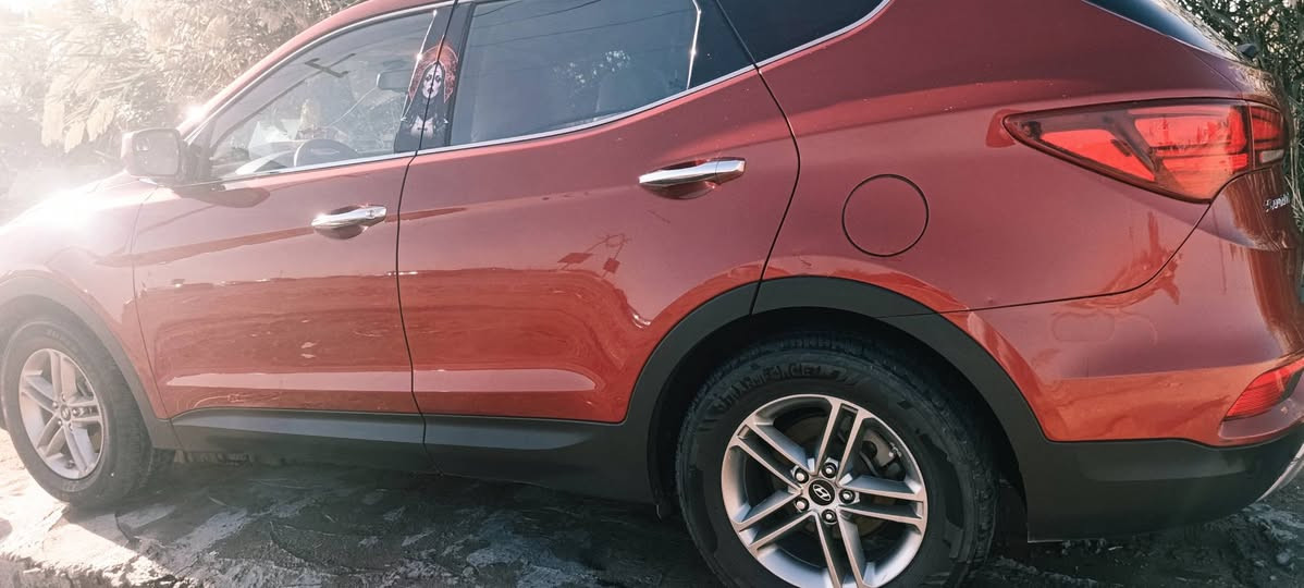 سلام عليكم سنتافي 2017 لون مميز. رقم بغداد ضرر  بنيد فقط طخه كلش خفيفه مكينه 2,5.كهربائيات حداديه كير   تخم تاير  جديد ومكفول ماشيه السياره 90 المكان المسيب ***********
