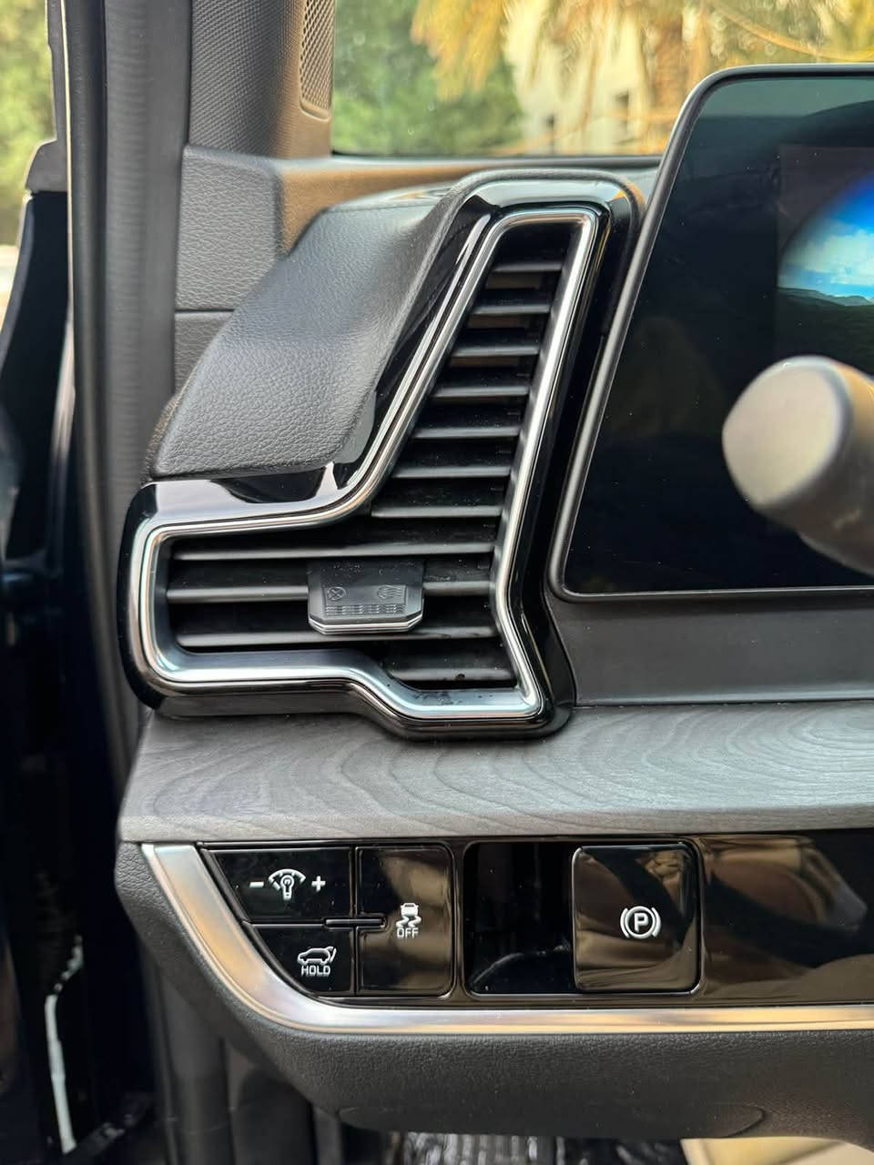 سلام عليكم .
Kia Sportage 2023 X-Line Prestige AWD  رقم سليمانية الضرر بنيد سطحي بدون ايرباك (وارد كندي)، من أعلى الفئات،  التفاصيل

المواصفات الخارجية

* لون نيلي

* دفع رباعي AWD.

* جنوط ألمنيوم 19 إنش.

* مصابيح LED أمامية وخلفية كاملة.

* إضاءة نهارية LED (Boomerang DRL).

* شبك X-Line الخاص.

* سقف بانورامي مع فتحة.

* سكك سقف.

* مرايا كهربائية مع تدفئة وطي كهربائي.

* باب خلفي كهربائي ذكي (Smart Power Tailgate).

* زجاج خلفي مظلل.

المقصورة

* مقاعد جلد.

* المقاعد الأمامية كهربائية.

* تدفئة للمقاعد الأمامية والخلفية.

* تبريد للمقاعد الأمامية.

* ذاكرة لمقعد السائق.

* تدفئة للمقود.

* مقود جلد متعدد الوظائف.

* إضاءة داخلية محيطية (Ambient Lighting).

* شاحن لاسلكي للهاتف.

* تشغيل السيارة بالبصمة (زر Start/Stop).

* دخول ذكي بدون مفتاح (Smart Key).

الشاشات والتقنيات

* شاشتان متصلتان قياس 12.3 إنش.

* شاشة عدادات رقمية كاملة.

* شاشة معلومات وترفيه 12.3 إنش.

* Apple CarPlay.

* Android Auto.

* نظام ملاحة.

* نظام صوت Harman Kardon (حسب التجهيز).

* كاميرا 360 درجة. 5 كامرات

* كاميرات جانبية تظهر في شاشة العدادات عند تشغيل الإشارة.

* بلوتوث.

* منافذ USB وUSB-C.

* دمام خلفي

أنظمة السلامة

* مثبت سرعة ذكي (Smart Cruise Control).

* المحافظة على المسار (Lane Keeping Assist).

* المساعدة على البقاء في المسار (Lane Following Assist).

* التحذير من الاصطدام الأمامي مع الكبح التلقائي.

* مراقبة النقطة العمياء.

* التحذير من حركة المرور الخلفية مع الكبح.

* حساسات أمامية وخلفية.

* مساعد صعود المرتفعات (Hill Assist).

* مساعد النزول من المنحدرات.

* مراقبة انتباه السائق.

* 6–8 وسائد هوائية 

الأداء

* محرك 2.5 لتر GDI. سمارت ماشية 60000 كيلو متر

* 4 سلندر.

* قوة 187 حصان.

* عزم 241 نيوتن.متر.

* ناقل حركة أوتوماتيك 8 سرعات.

* نظام اختيار أوضاع القيادة:

    * Smart

    * Eco

    * Normal

    * Sport

    * Snow

ميزات إضافية

* فرامل يد إلكترونية مع Auto Hold.

* تشغيل عن بُعد.

* مرايا ذاتية التعتيم.

* حساس مطر.

* حساس إنارة.

* نظام مراقبة ضغط الإطارات (TPMS).

* كراسي خلفية هيتر

للاستفسار ***********

السعر 210 وبيها مجال
