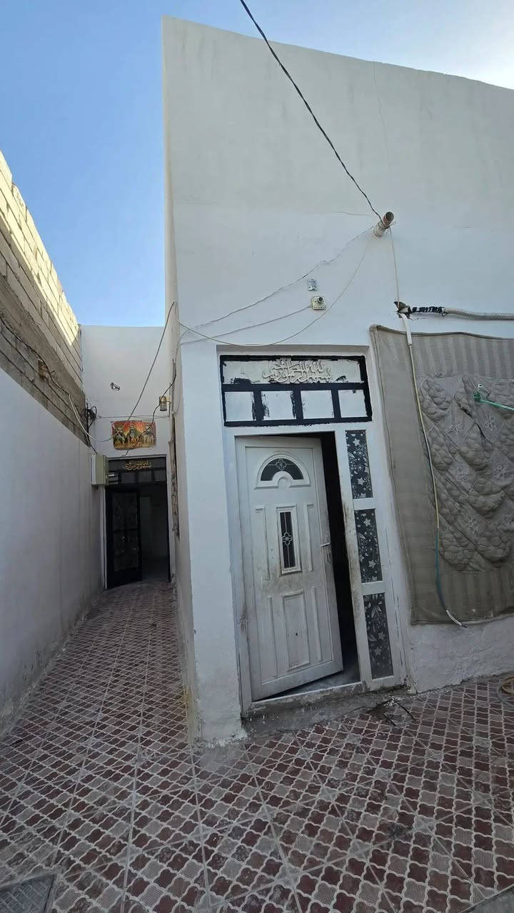 ⚜️بيت 100 متر طابو زراعي رابع بيت عن الشارع 
⚜️السعر 25 مليون وبي مجال 
⚜️تجعيب  طابوك بناء بلوك  السقف عكاده  تشاريف 
⚜️غرفه. صاله  .مطبخ ،صحيات ، استقبال 
⚜️العنوان : شارع المطار القديم  قرب اسواق فارس بصف الشارع  ***********
