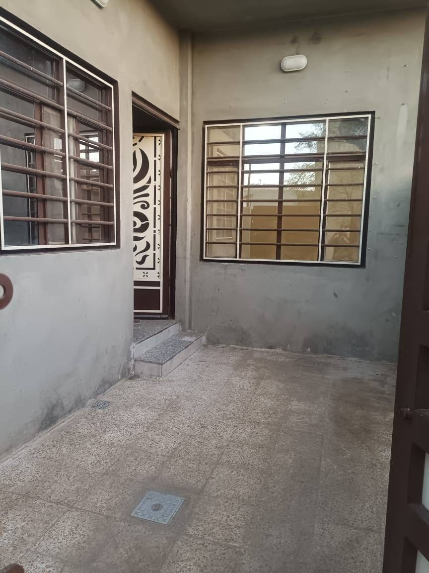 بيت للبيع في حي الفلاح خلف الملعب مساحة 100متر طابق واجه 10متر 2نوم واستقبال ومطبخ  وحمام وسطح راجع إلى مكتب الفاتح الجديد للعقار ***********/***********
