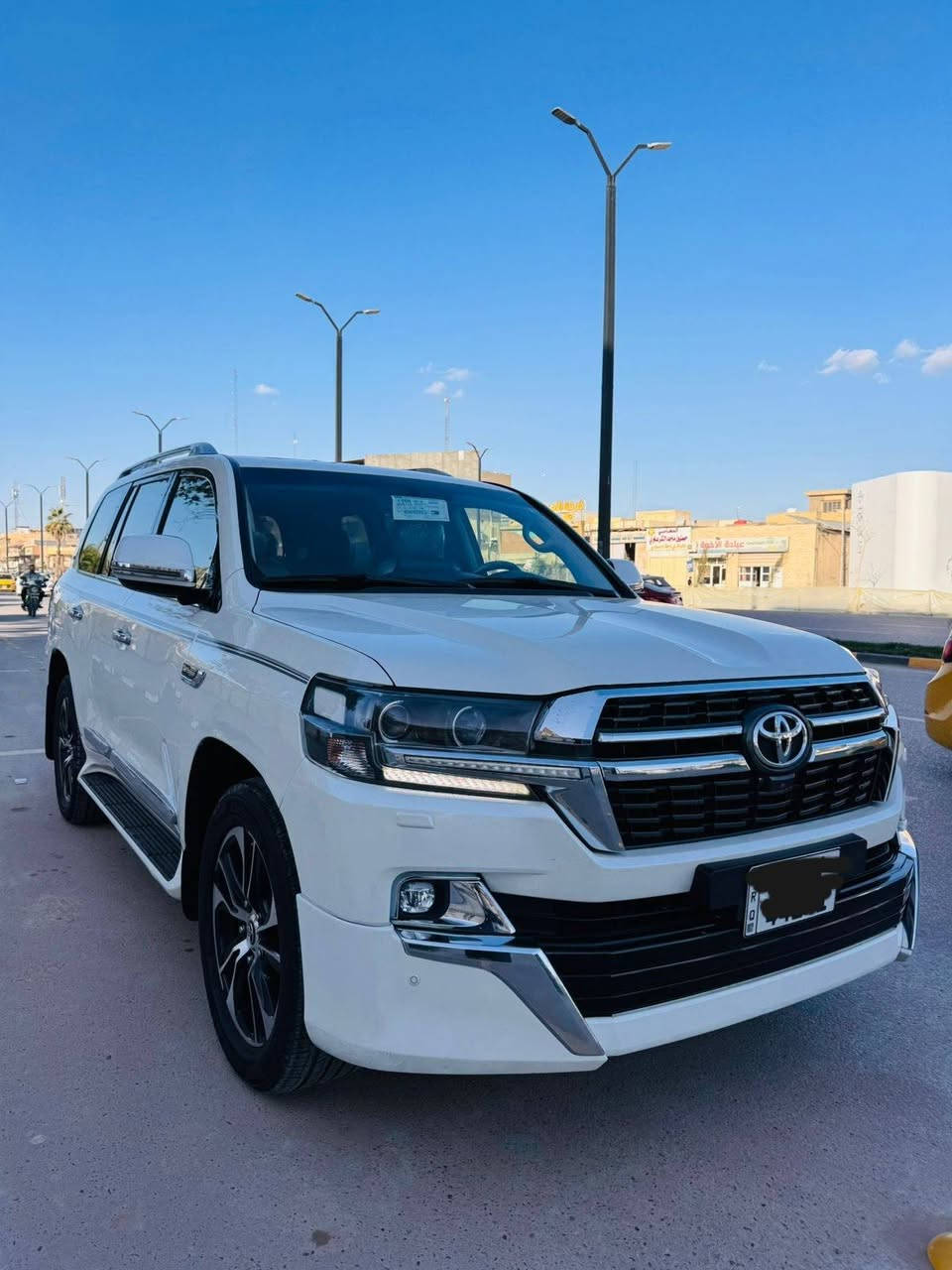 السلام عليكم للبيع لاندكروز موديل2021تكمه وسنويه ساز  باب الأول رقم بغداد الجديد دولي بسمي تحويل ثاني يوم. مكفول كفالة عامه. 
فول موصفات 1/1
بصمه تشغيل 
بصمه أبواب لمس 
تشغيل عن بعد 
فتحه سلايت
كشنات ثنين كهرباء 
كشنات جلد 
8ايرباك 
زراكات 
مري شفط 
شاشات خلفيه 
مطفايه حريق 
جنطه شفط 
سبعه راكب 
ثلاث قطع تبريد 
محرك 6 اسلندر 
حساس امامي 
حساس خلفي 
سبير منازل 
وباقي موصفات ساز معروفه 
ماشيه 63 الف حقيقي 
سعر (545)ورقه $وبيها مجال 
الاستفسار اتصل على الرقم *********** 
مكان بابل حله
