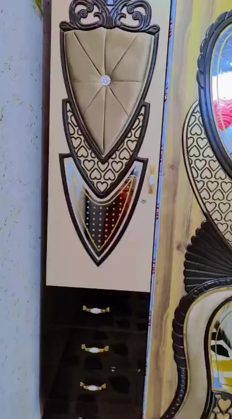 سلام عليكم غرفة اخشاب تركيه نضيفه مستعمله تجي تشوفه وتشتري  مكاني حلة ***********
