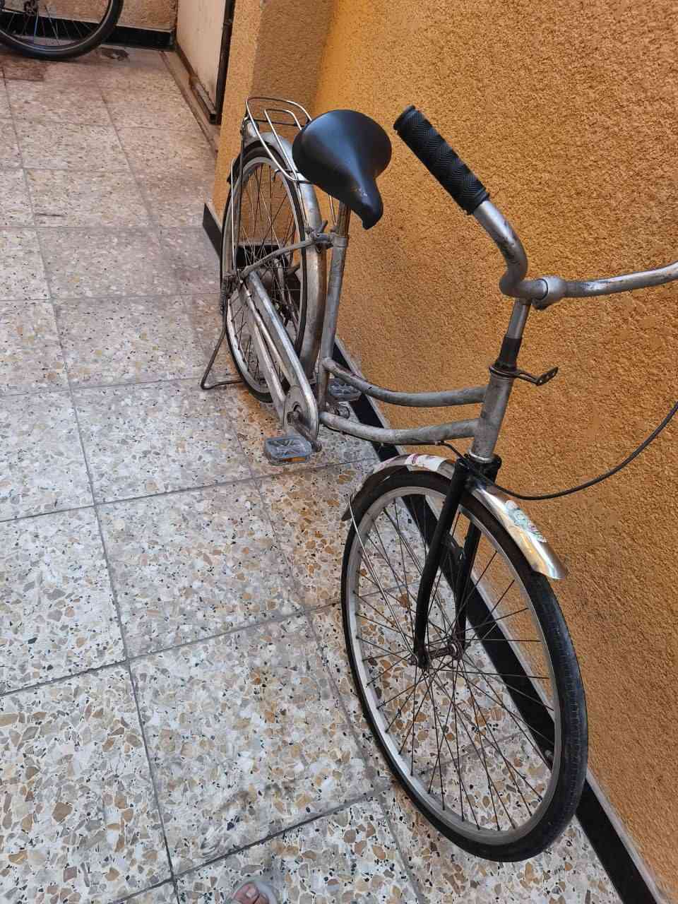 بأيسكل للبيع كلشي شغال بي الصبغ مالته طايح عندك السرج نضيف وعندك البريك بل مكان مابي اي ملعب سعره 50بي مجال مكاني بصره صبخة العرب 
رقم *********** البصرة, العراق
