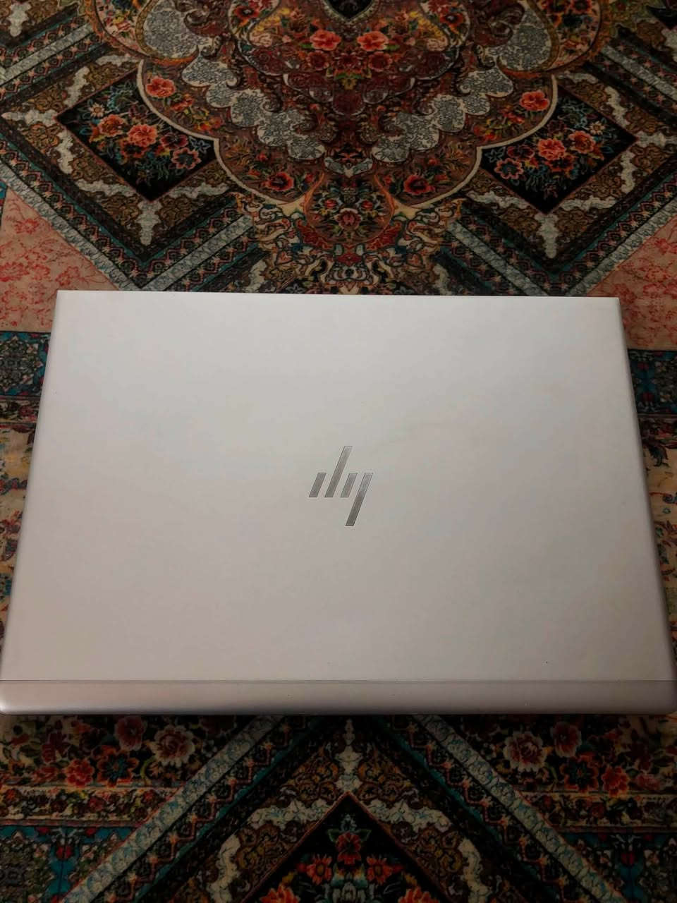 للبيع مستخدمة: لابتوب رجال الأعمال الأنيق HP EliteBook 840 G5 (نسخة ومواصفات كاملة Ultra)
جهاز غني عن التعريف، يتميز بتصميمه النحيف والخفيف (ألترا بوك) المصنوع بالكامل من الألمنيوم النقي المتين المقاوم للصدمات والخدوش (مطابق للمواصفات العسكرية MIL-STD-810G). اللابتوب ممتاز جداً للدراسة، العمل المتقدم، البرمجة، والتصفح السريع جداً ..
(المواصفات التقنية الدقيقة)
الموديل: HP EliteBook 840 G5
 المعالج (CPU): Intel® Core™ i5-8350U (الجيل الثامن المتطور، يحتوي على 4 أنوية حقيقية و8 مسارات معالجة، بسرعة أساسية 1.70 جيجاهرتز وتصل إلى 3.60 جيجاهرتز بتقنية الـ Turbo Boost، مع كاش 6 ميجا). معالج قوي وسريع جداً.
 الذاكرة العشوائية (RAM): بحجم 16 جيجابايت (16.0 GB DDR4) بسرعة ممتازة 2400 MT/s، تمنحك سلاسة فائقة في فتح عشرات التطبيقات والملفات معاً بدون أي بطء.
 سعة التخزين (Storage): هارد 256 جيجابايت (238 GB الفعلي) من نوع SSD NVMe فائق السرعة (يقلع النظام والبرامج بأقل من 5 ثوانٍ).
 كرت الشاشة (GPU): Intel® UHD Graphics 620 المدمج والمميز بكفاءته العالية في المونتاج الخفيف، الفوتوشوب، والألعاب المتوسطة مع توفير كبير في طاقة البطارية.
 الشاشة: مقاس 14 بوصة بدقة Full HD (1920×1080) من نوع IPS، شاشة مضادة للانعكاس وبألوان رائعة ومريحة جداً للعين أثناء الاستخدام المطول.

ميزات الأمان والرفاهية (Full Options كامل المواصفات):
 مستشعر بصمة الإصبع (Fingerprint Reader): مدمج في أسفل لوحة المفاتيح لفتح القفل بلمسة واحدة بشكل آمن وسريع عبر خاصية Windows Hello.
 منفذ شريحة بيانات اتصال (SIM Card Slot): منفذ مدمج رسمي (كما في صور جوانب الجهاز) لدعم تركيب شريحة اتصال وتفعيل إنترنت 4G لاسلكي في أي مكان بدون الحاجة لشبكة واي فاي.
 النظام الصوتي: سماعات ستوديو بريميوم فائقة النقاوة والقوة مطورة بواسطة الشركة العالمية الشهيرة Bang & Olufsen.
 لوحة المفاتيح (Keyboard): كيبورد عربي/إنكليزي مريح جداً في الكتابة، مقاوم لانسكاب السوائل، ويحتوي على إضاءة خلفية (Backlit Keyboard) للعمل في الظلام، بالإضافة إلى زر الماوس السريع (PointStick) في المنتصف.
 الكاميرا والأمان: كاميرا HD مدمجة للاجتماعات، مدعومة بقفل خصوصية ميكانيكي (Privacy Shutter) من الأعلى لإغلاق الكاميرا يدوياً لضمان الخصوصية التامة.
 الاتصال اللاسلكي: كرت شبكة متطور جداً Intel Dual Band Wireless-AC 8265 لالتقاط شبكات الواي فاي البعيدة ودعم البلوتوث المستقر.

تشكيلة المنافذ المتكاملة (Ports):
الجهاز يحتوي على كافة المنافذ المتقدمة التي تغنيك عن استخدام تحويلات خارجية:
1 منفذ Thunderbolt™ 3 (USB Type-C) للشحن السريع ونقل البيانات وعرض الشاشة.
2 منفذ شريحة البيانات (SIM Card).
3 منفذ HDMI 1.4b لربط الشاشات الخارجية والتلفزيون.
4 عدد (2) منافذ USB 3.1 (أحدهما يدعم شحن الأجهزة والهاف حتى لو كان اللابتوب مغلقاً).
5 منفذ شبكة LAN (RJ-45) ذكي مدمج للإنترنت السلكي السريع.
6 منفذ سماعات وميكروفون كومبو 3.5 ملم.
7 منفذ لقاعدة التثبيت (Docking connector).
هام ‼️
نظام التشغيل: يأتي بنظام Windows 11 Pro النسخة الاحترافية الأصلية والمفعلة رسمياً من مايكروسوفت مدى لحياة (محدثة وجاهزة للاستخدام).
🔋البطارية: تدوم ساعتين او ساعتين ونصف
حسب نوع الاستخدام 
💰السعر :275 ألف 
📍الموقع: بغداد 
📞 للتواصل والاستفسار: ( ***********) واتساب فقط .
