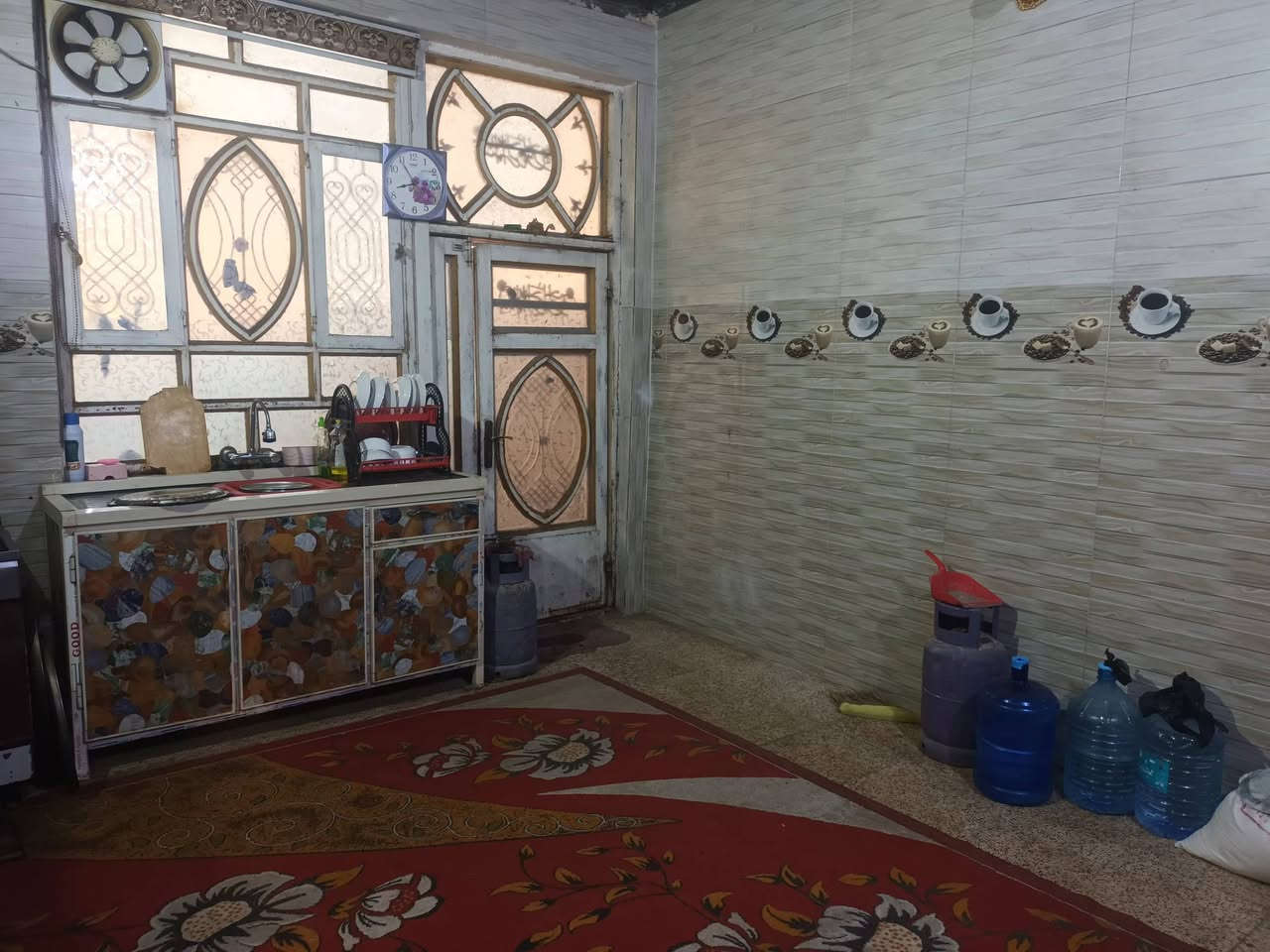 سلام عليكم بيت متين متر مربع زراعي طابوك صب كونكريت رباط ساقط ارضيه كاشي بيه غرفتين كبار 
وديوان ثمانيه متر وصاله تسعه متر ومناور ثنين وصحيات 
ومطبخ بيه معامله تطويب قريب الاسكان الصناعي يبعد عن الشارع العام سبعين متر كافة الخدمات موجوده سعر مناسب جدا ومستعجل علىيه 
*********** واتس وخاص مفتوح
