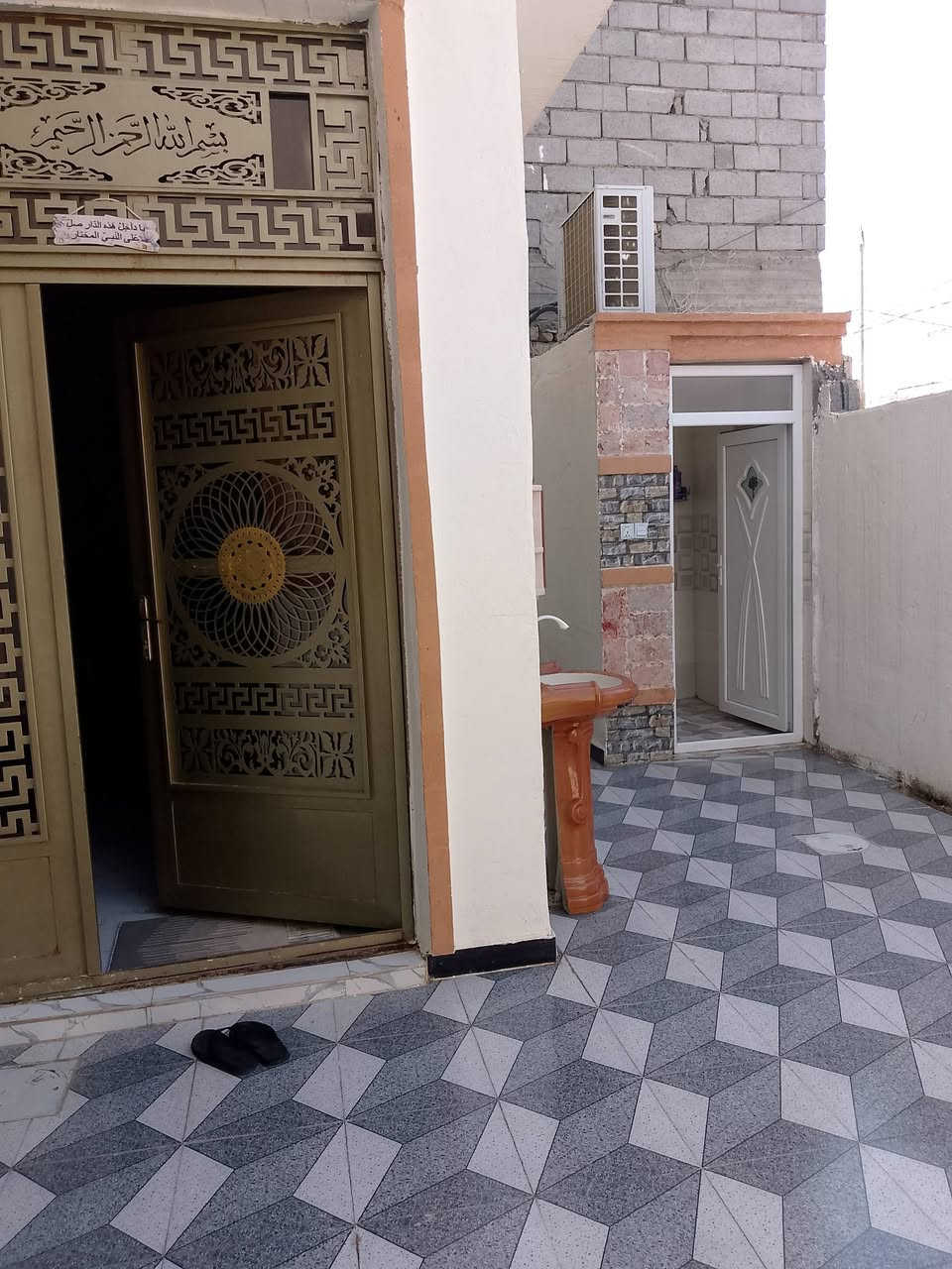 السلام عليكم دار للبيع او مراوس مساحة الدار 155 متر طابو زراعي باسمي حي الجولان الثانية على الحولي الجديد شارع 9 متر الشارع مسدود لانو احنة 3 بيوت بالشارع يحتوي الدار على 3 غرف صالة عدد 2 مناور 2 حمام داخلي وخارج عدد 3 ستقبال وطبخ فول سيراميك عندي بس الغرفتين الفوك مامبيضات والباقي فول البردات والسبالت كنتوري عدد 3 وية البيت منضومة كاميرات والكاونتر مع البيت السعر 75 مليون ***********
*********** كورك بي واتساب

