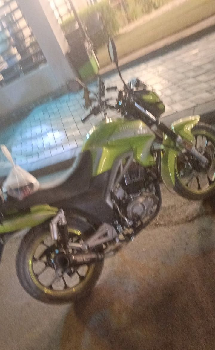 دراجة شننك محرك 250cc موديل 2023 اصولية بدون ارقام فقط اوراق و مكاتبة توها طالعه ماشية 1400 تقريبا  بيها نقوصات بسيطة موجودة بالنجف و هذا رقمي *********** النجف, العراق
